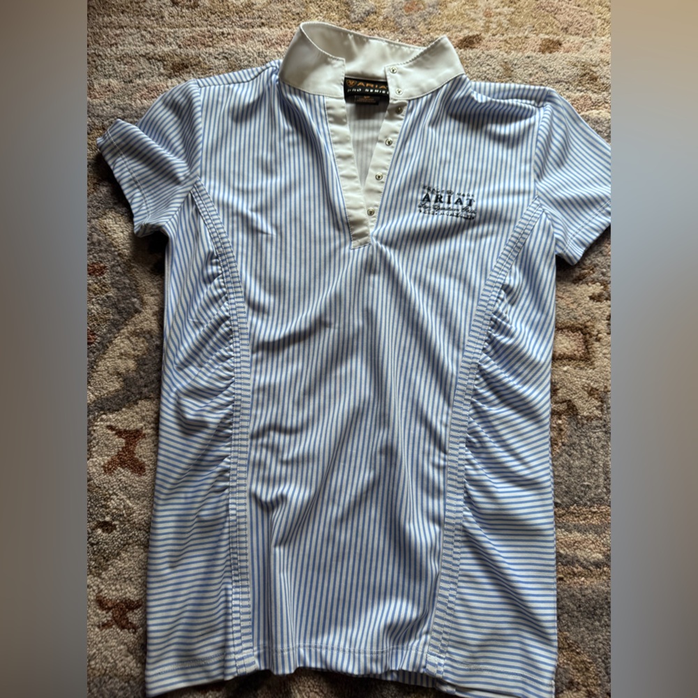 Ariat Pro Series Blue and White Striped Short Sleeve Top. Size Sm